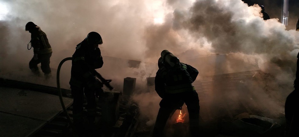 Incendio nella notte, in fiamme il tetto di un’abitazione: evacuate due famiglie